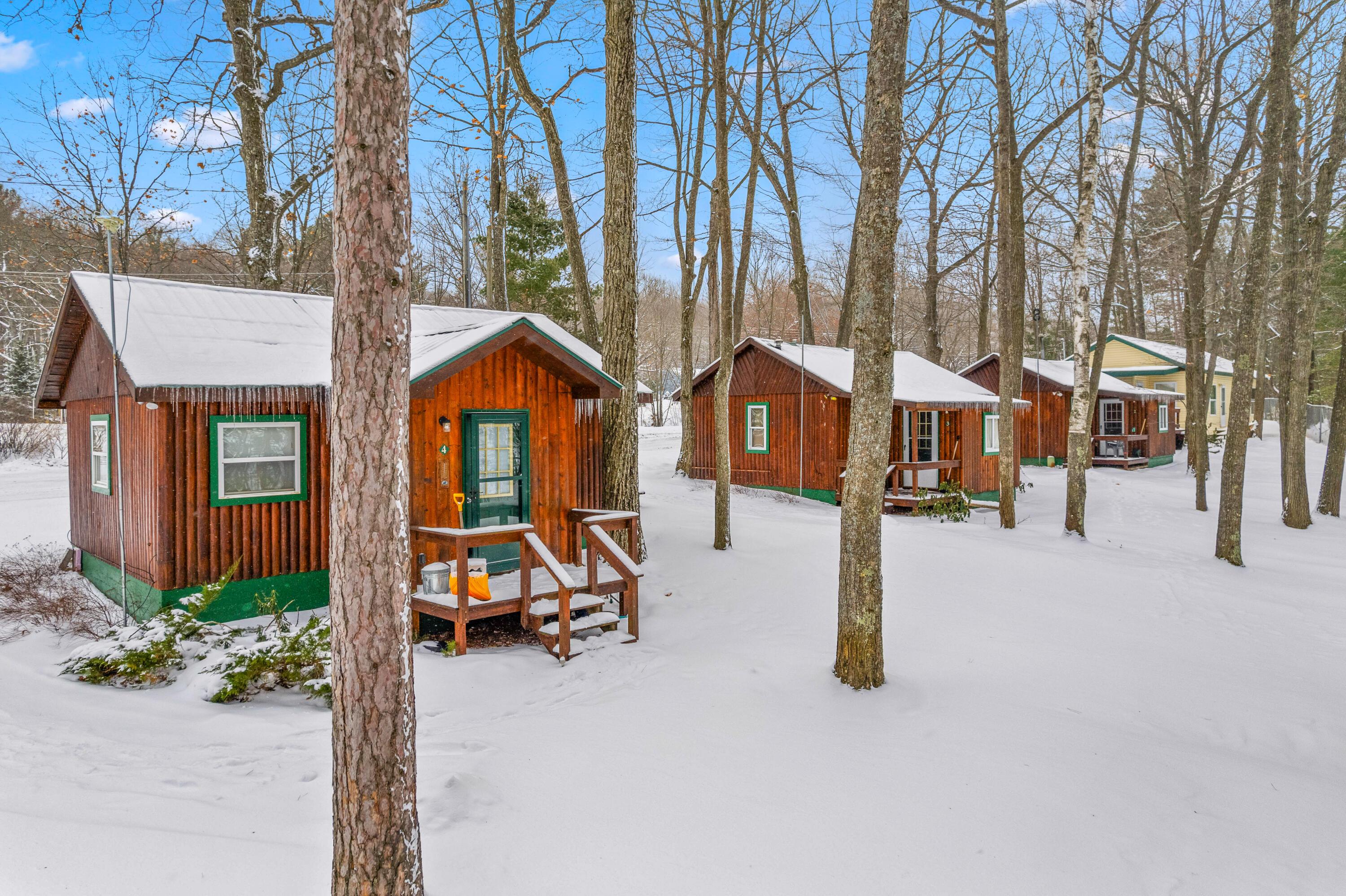 Image 3: Lake Side of 4 Cabins