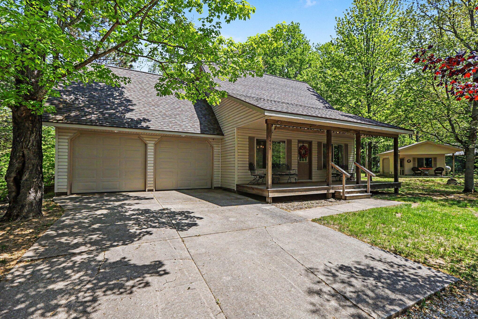 Image 2: 5455 Pinevalley Dr- Front with driveway