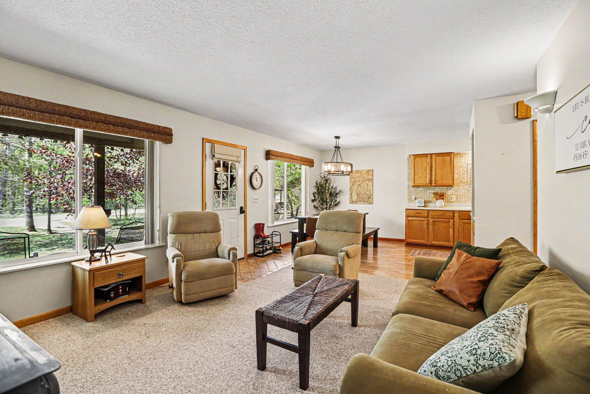 Image 4: Living room - open to dining room