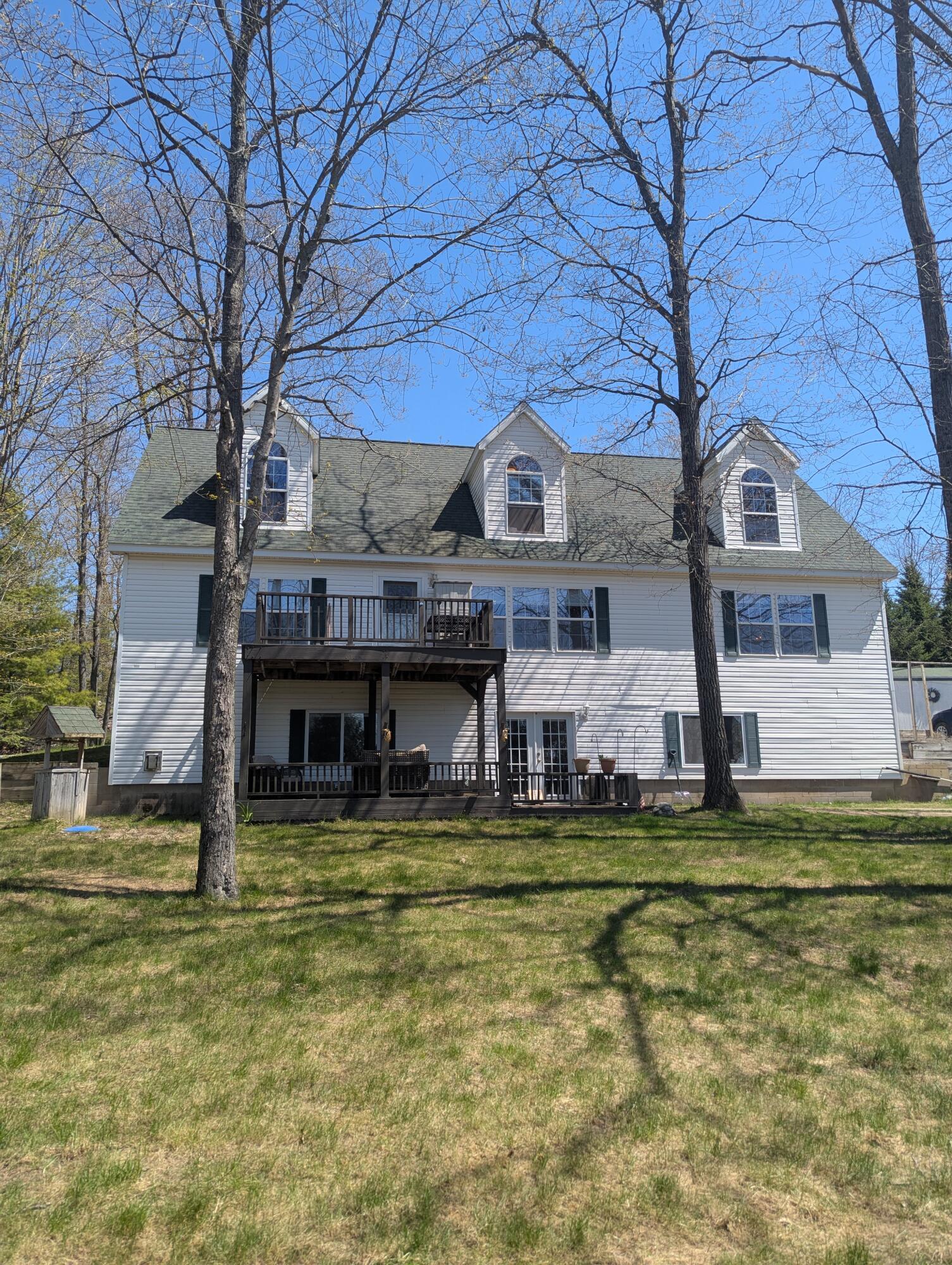 Image 2: Huge Front Yard