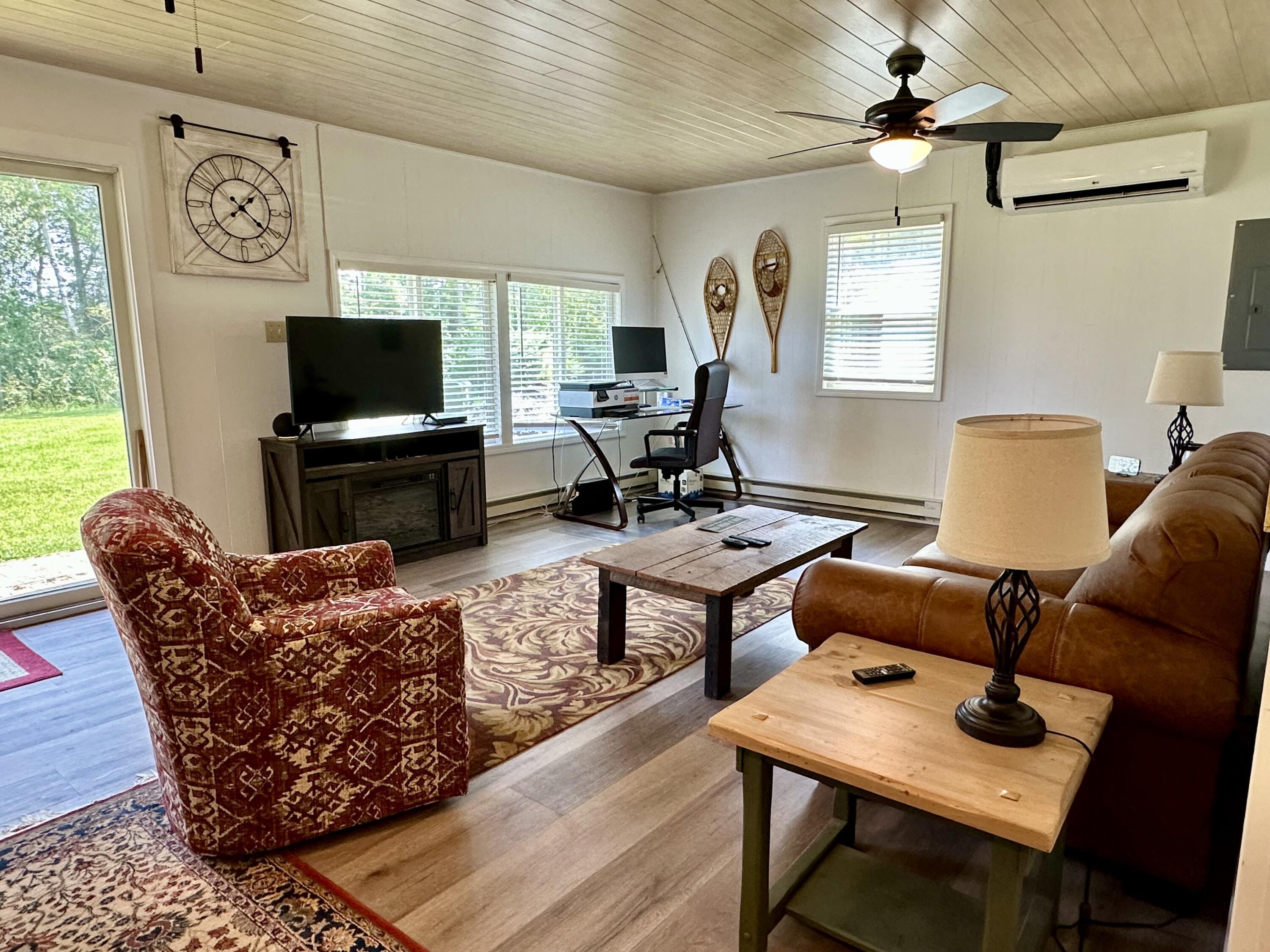 Image 4: Living Room