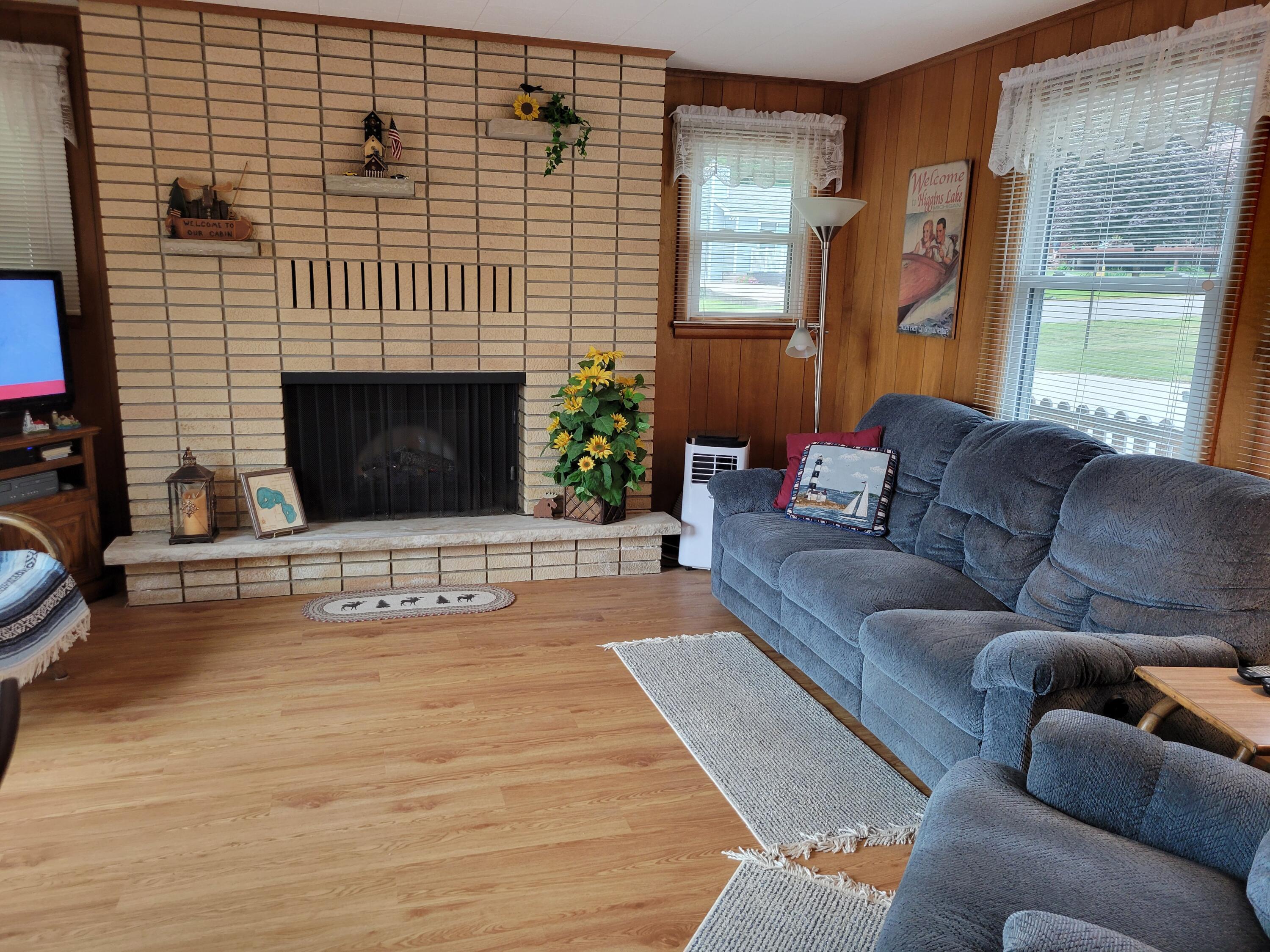 Image 4: Living Room