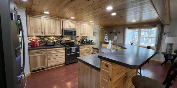 Image 4: kitchen