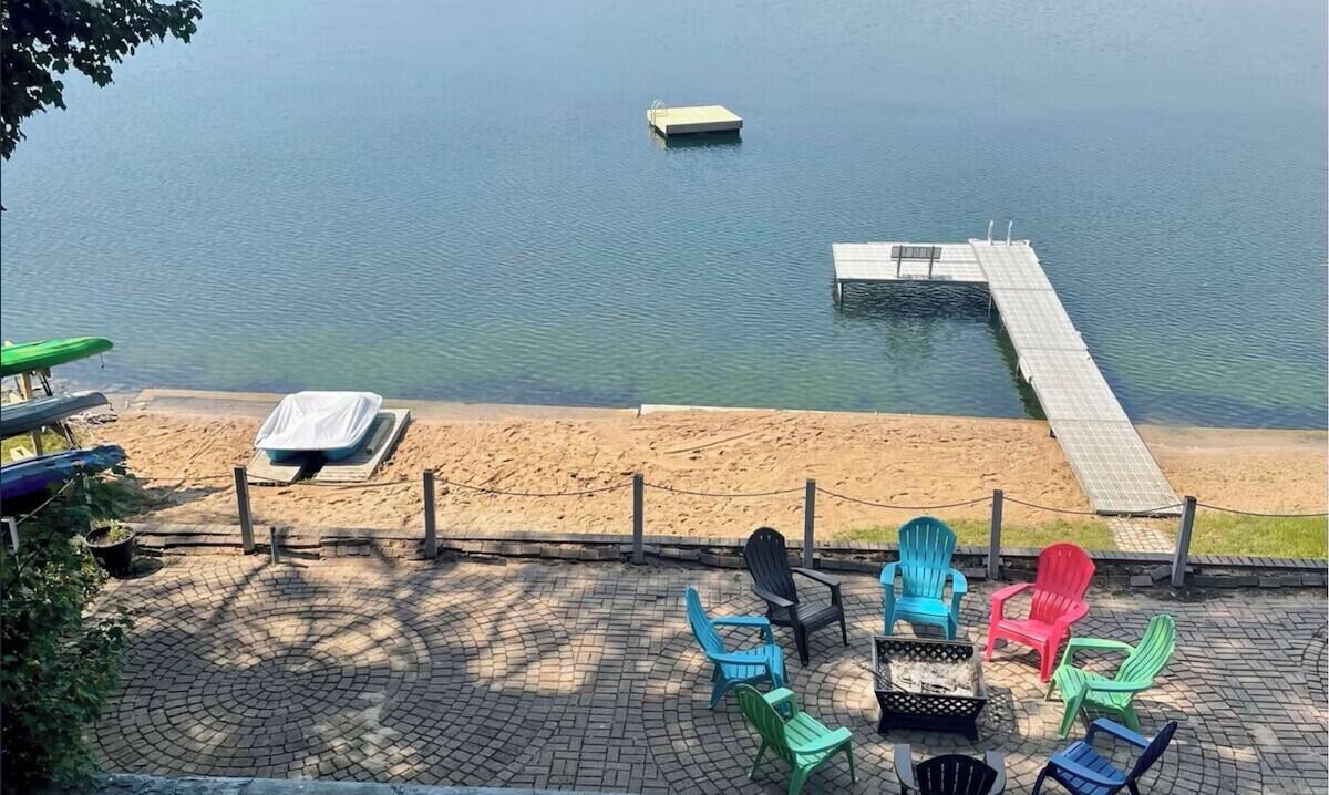 Image 2: Multiple Decks, Fabulous Beach!