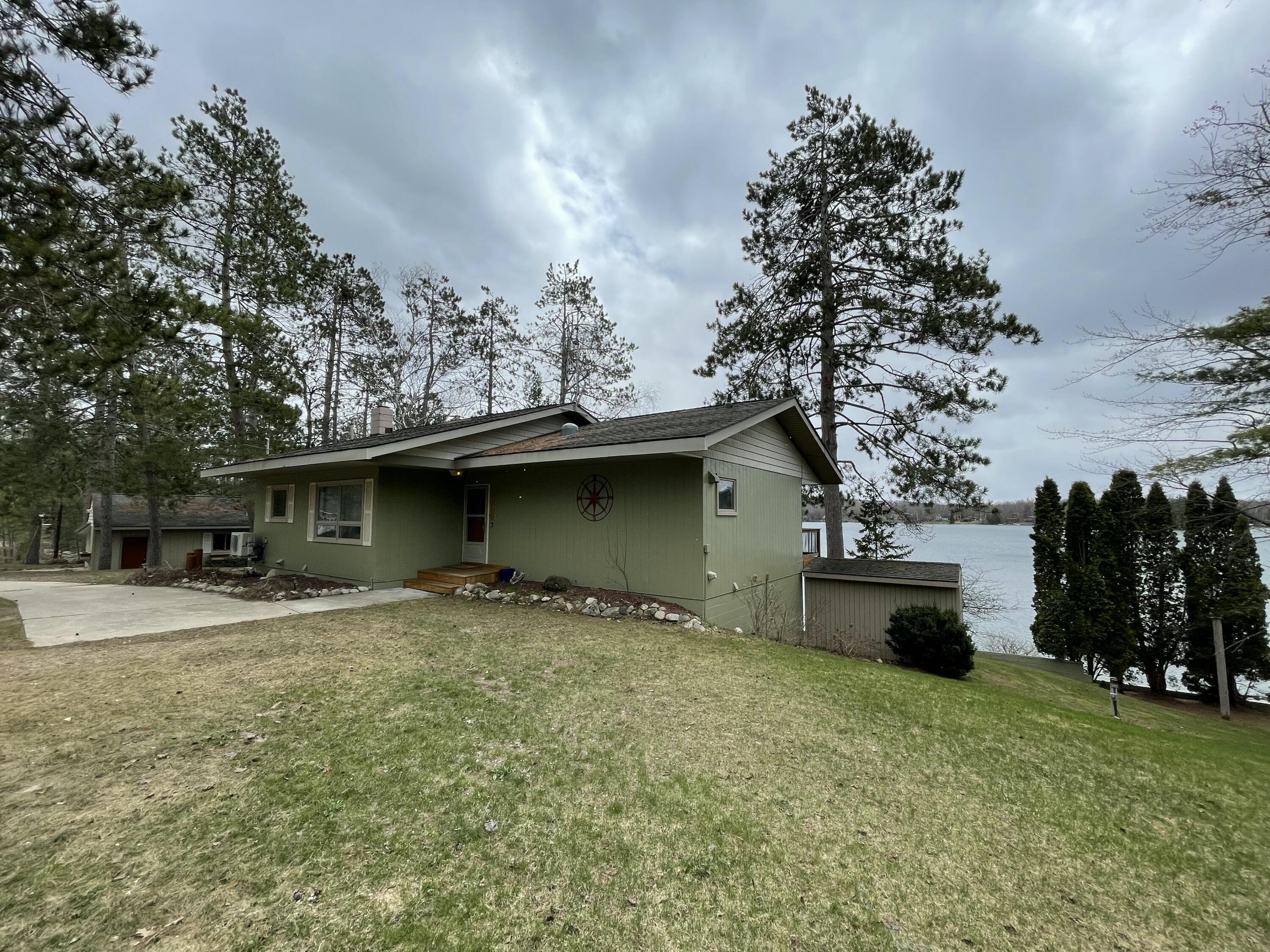 Image 4: Spacious Lake Lot