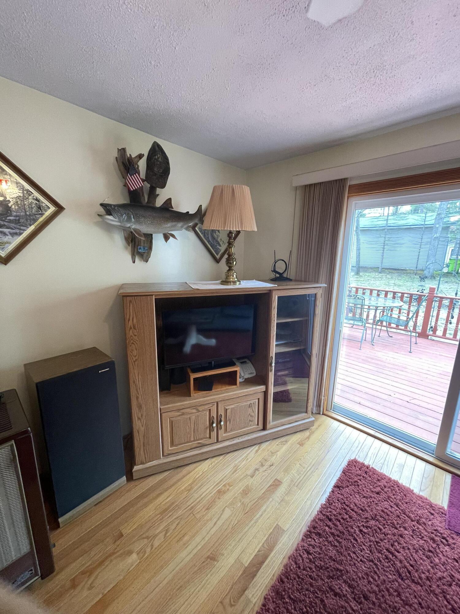 Image 4: Living Room