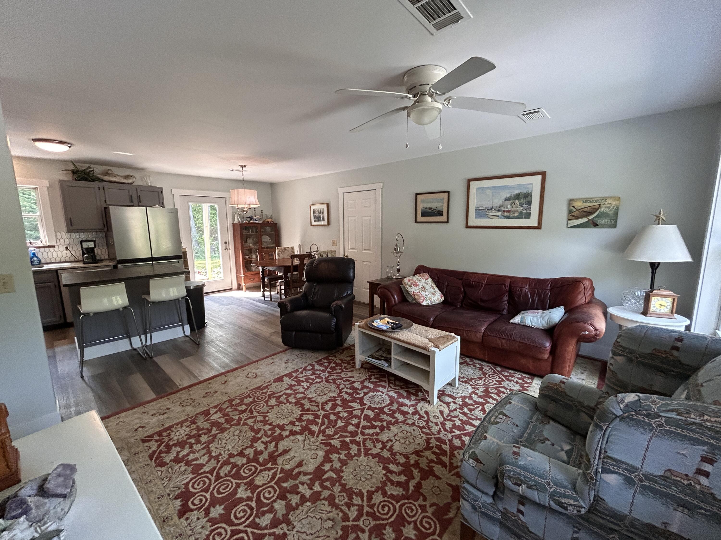 Image 4: Living Room (2)