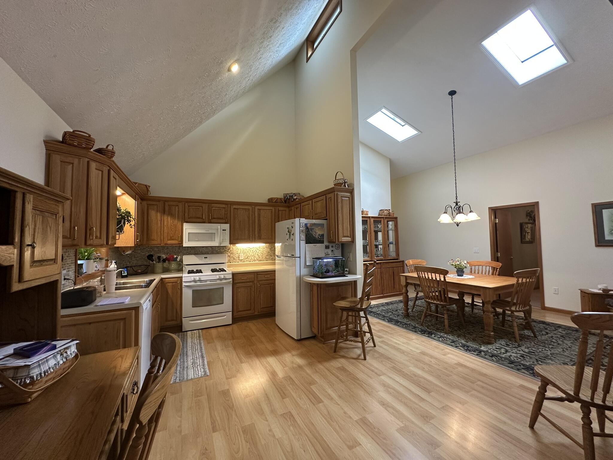 Image 4: Kitchen/Dining