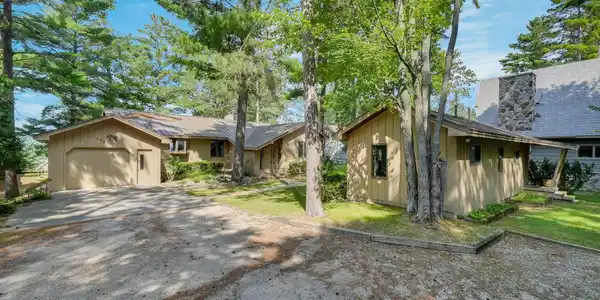 Image 3: Main House & Guest House