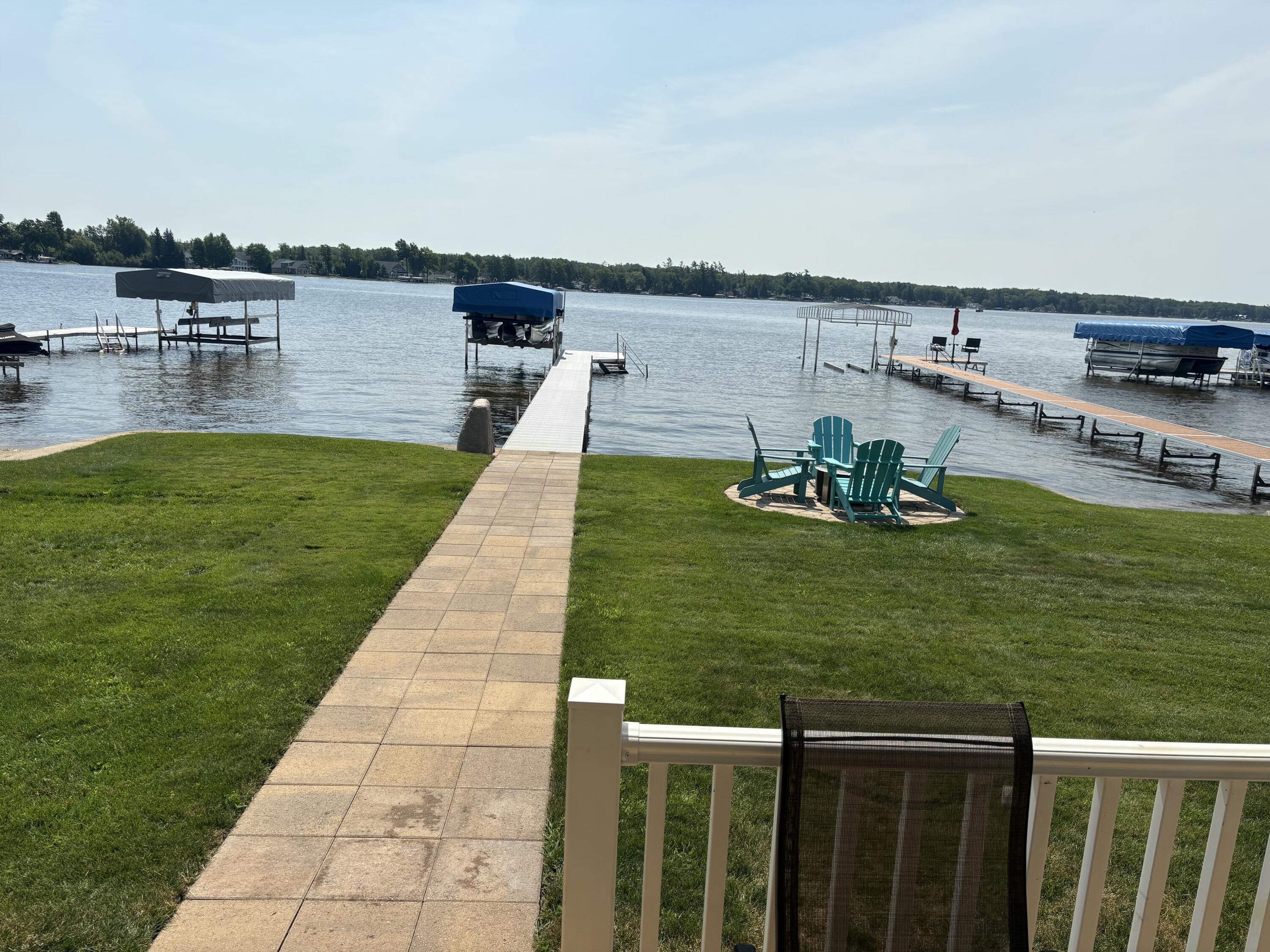 Image 3: Lake Frontage