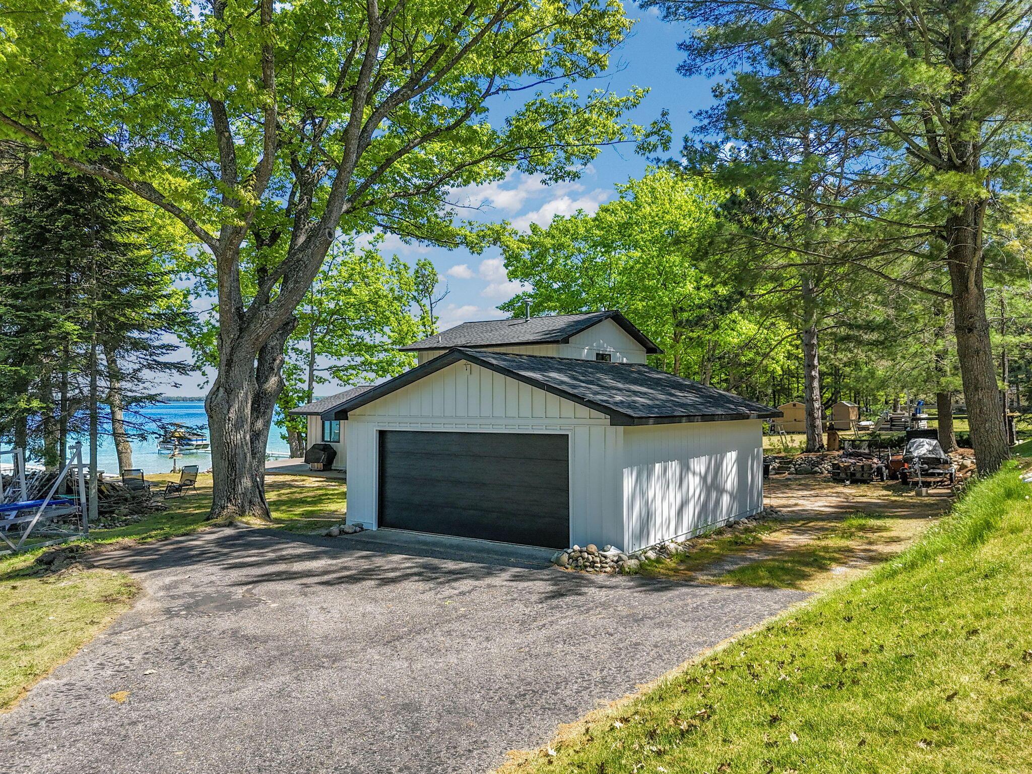 Image 2: Garage
