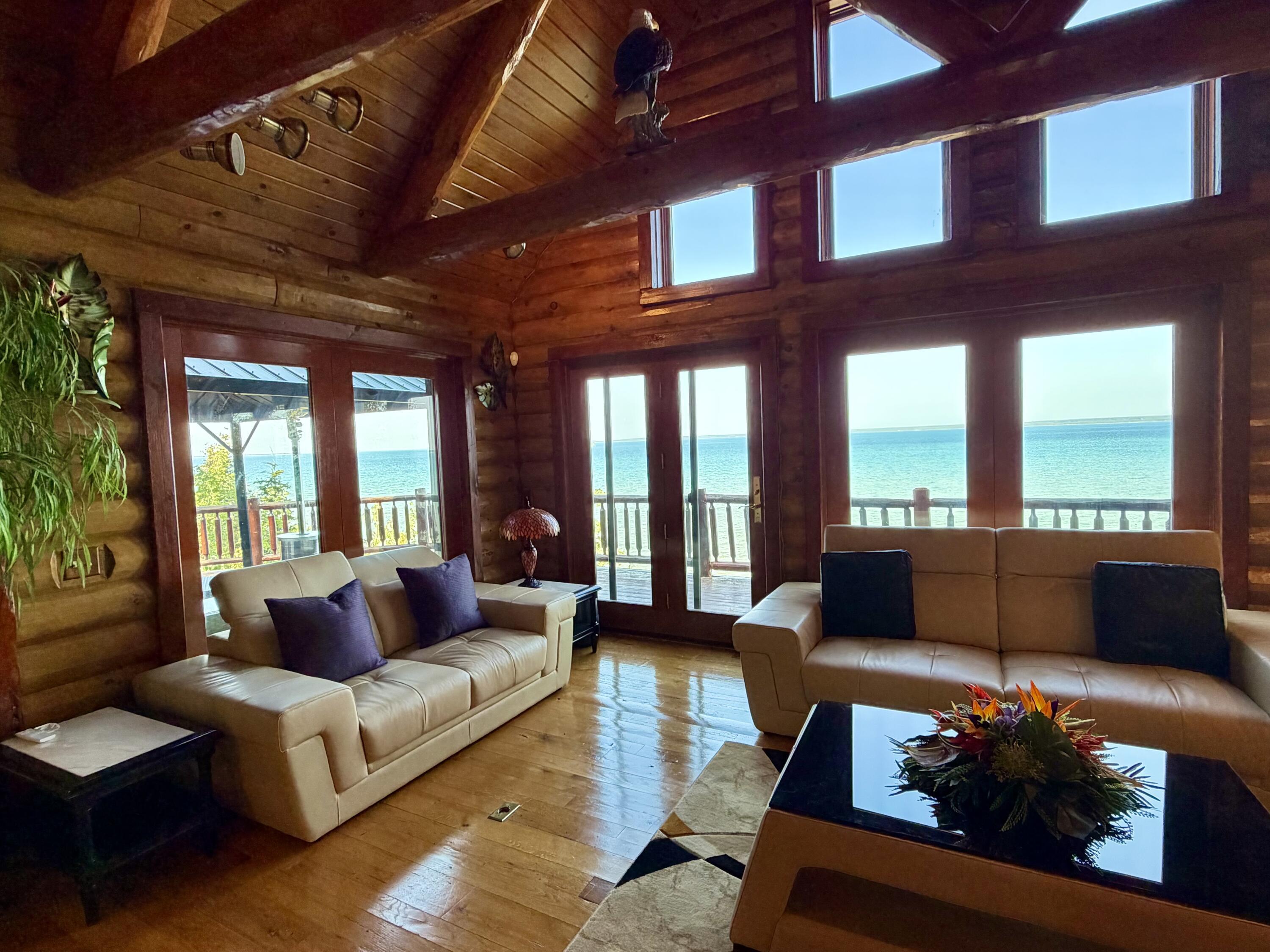 Image 3: Living Room