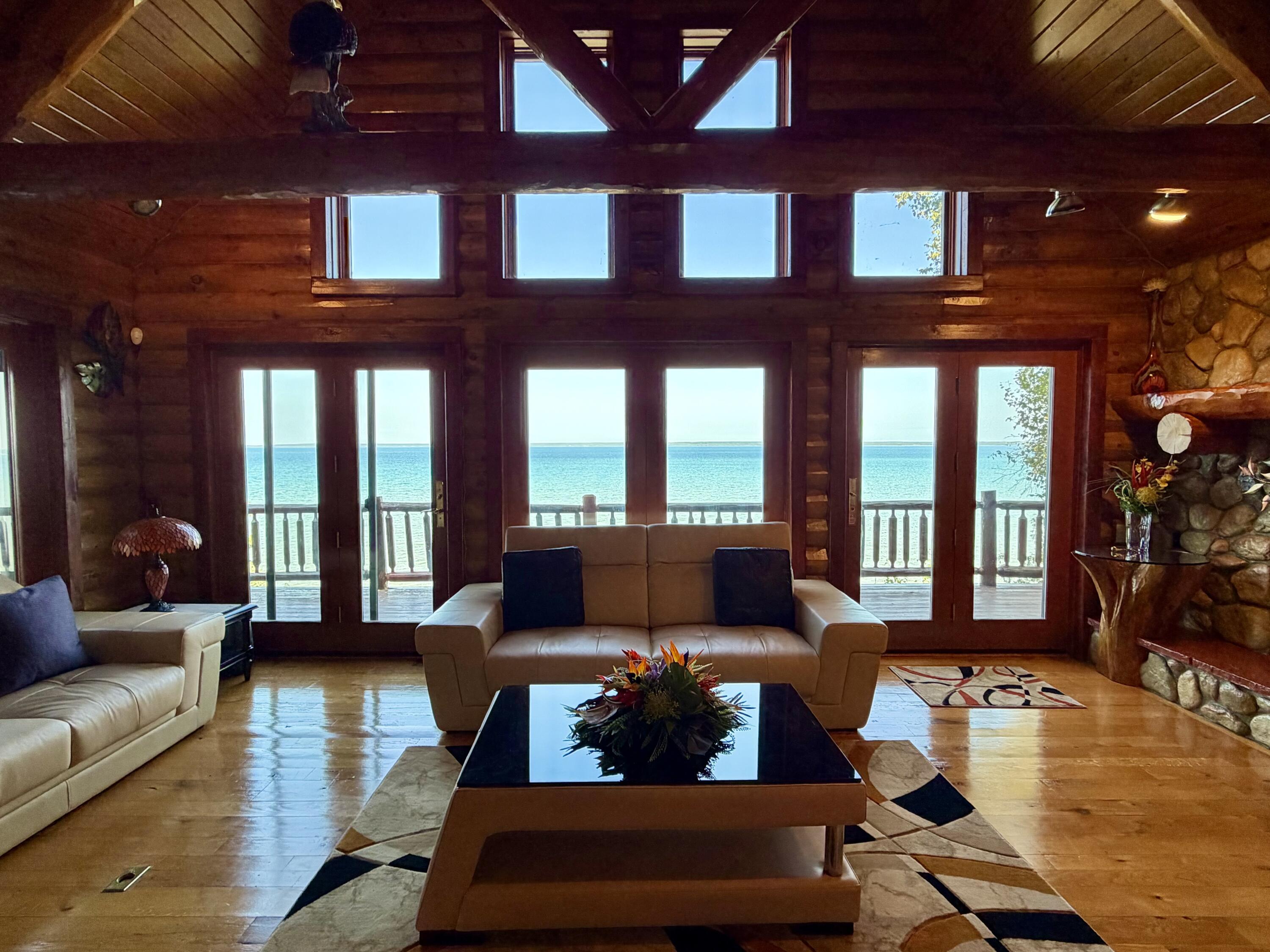 Image 4: Living Room