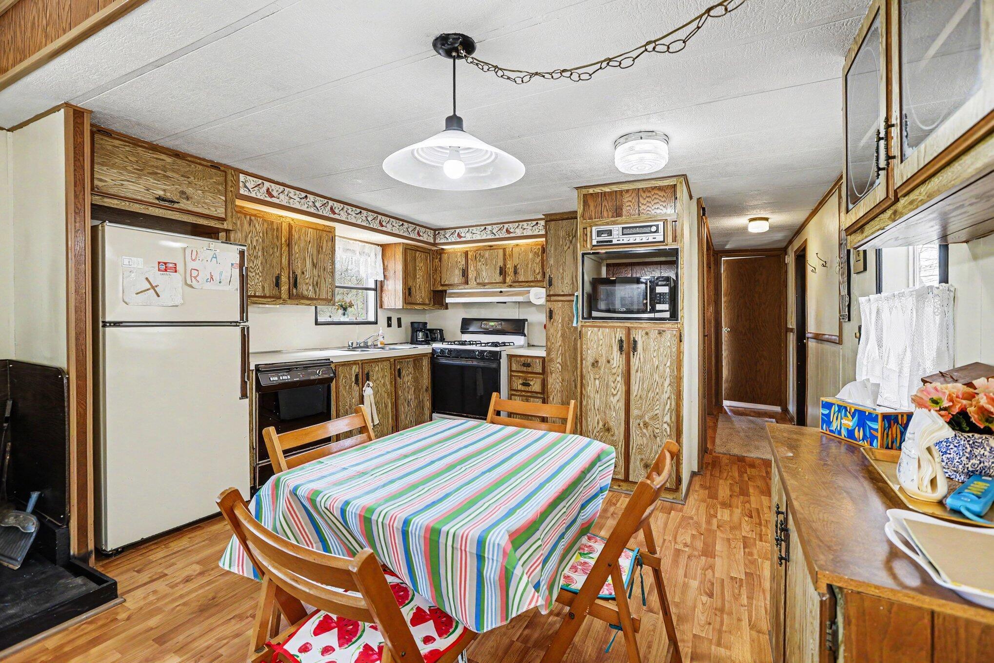 Image 3: Kitchen / Dining Room
