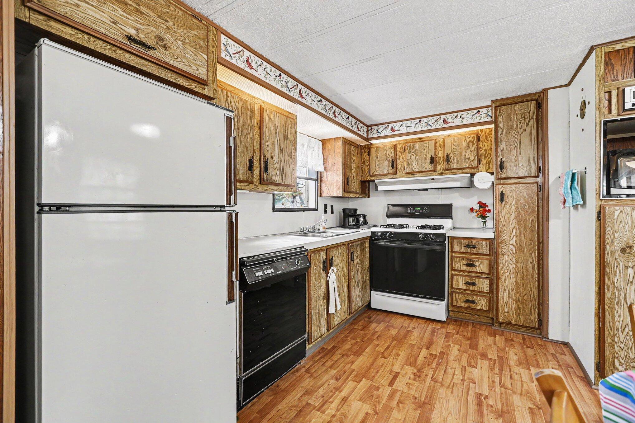 Image 4: Kitchen