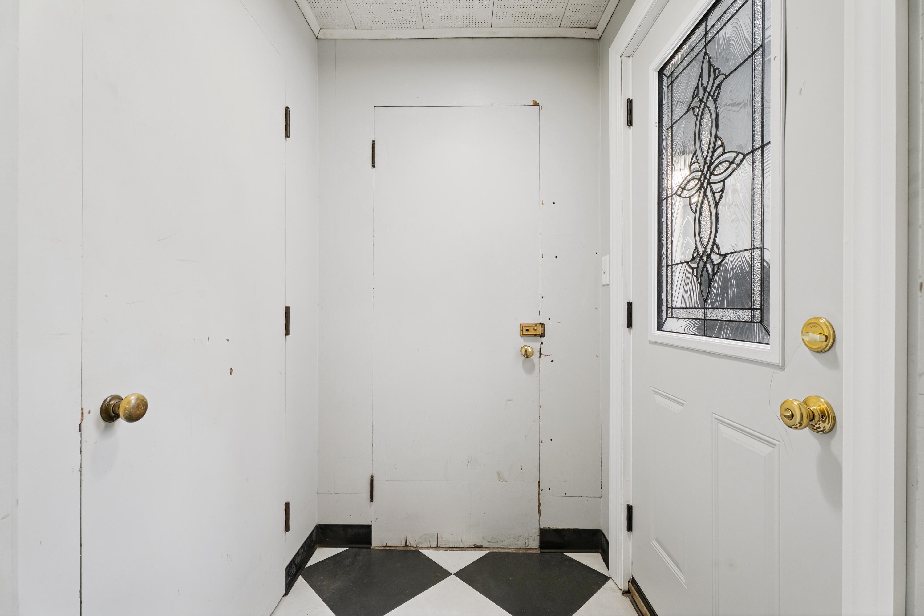 Image 4: Entryway