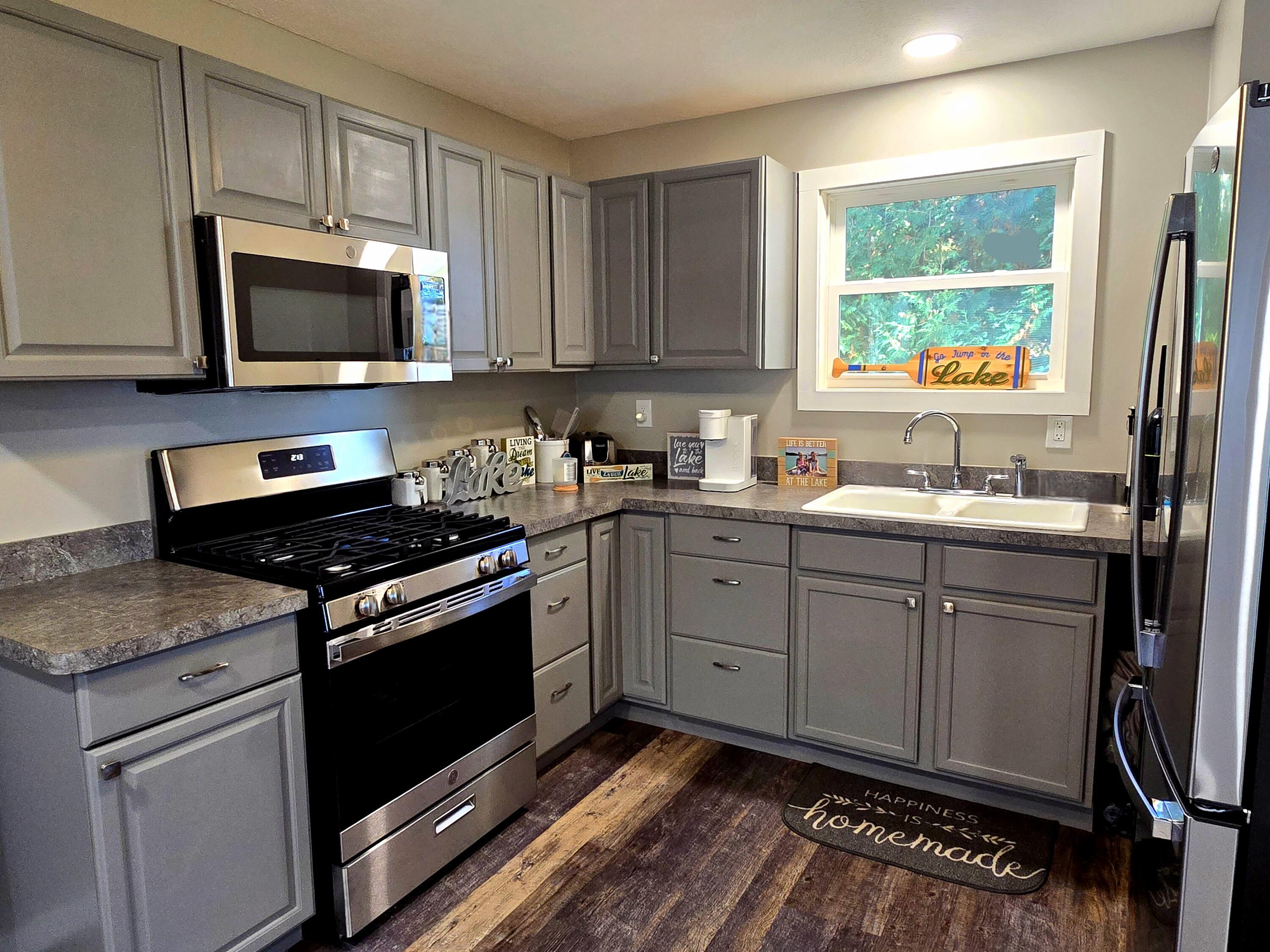 Image 4: Freshly Updated Kitchen