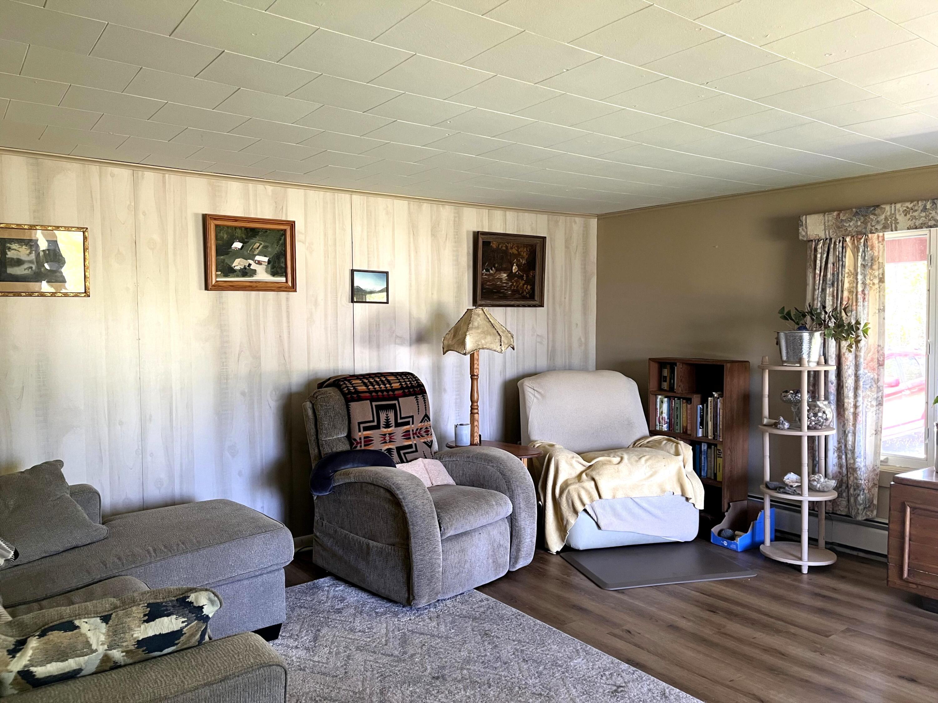 Image 4: Living Room