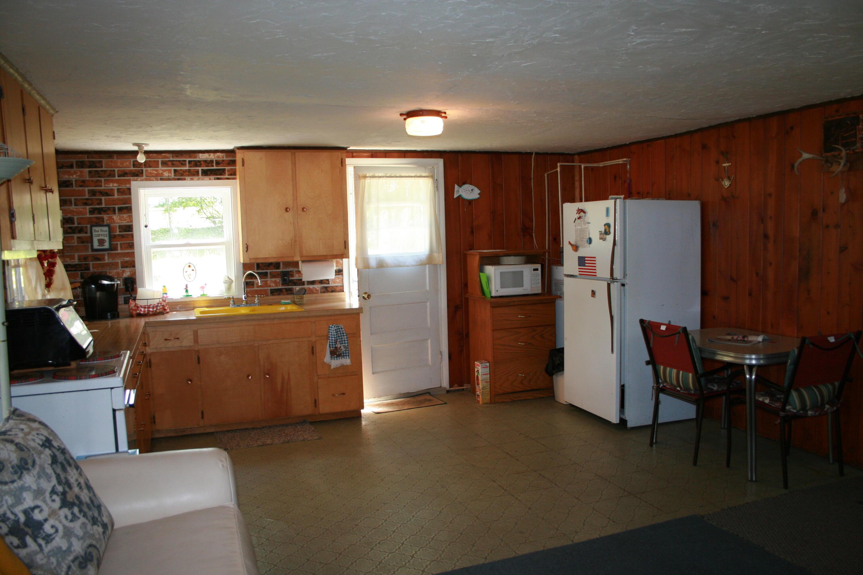 Image 4: Kitchen