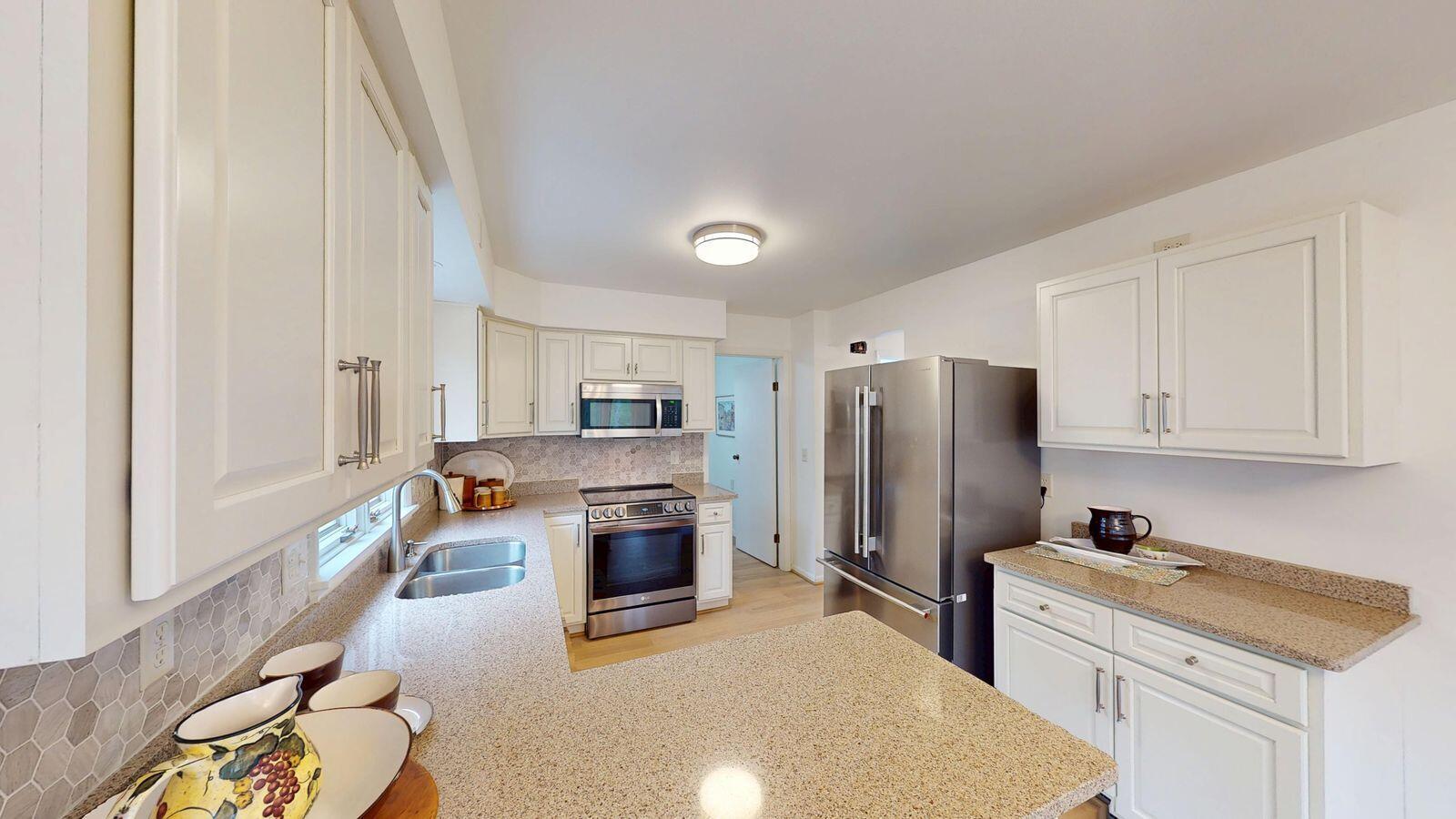 Image 4: Kitchen