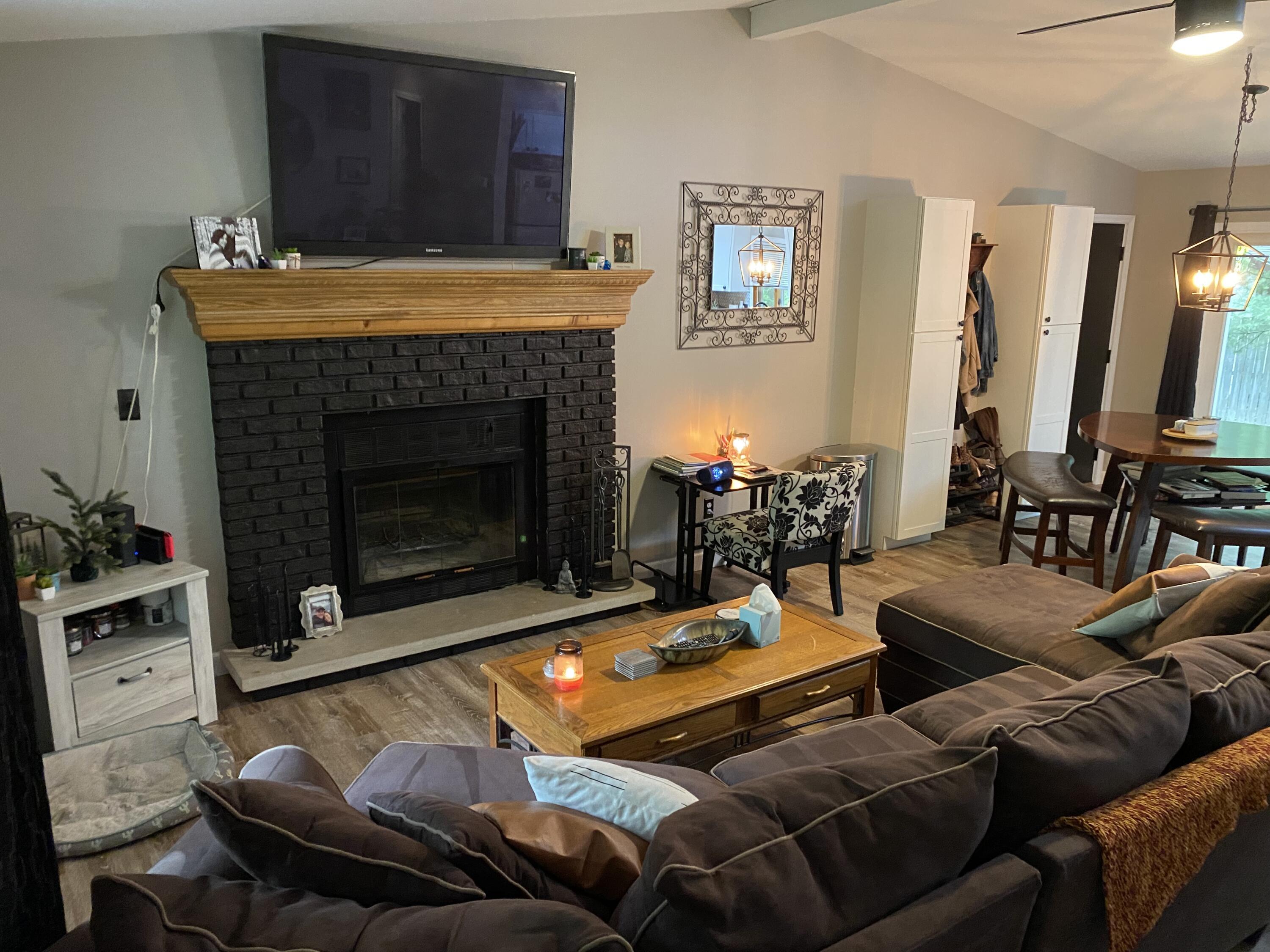 Image 3: Living Room