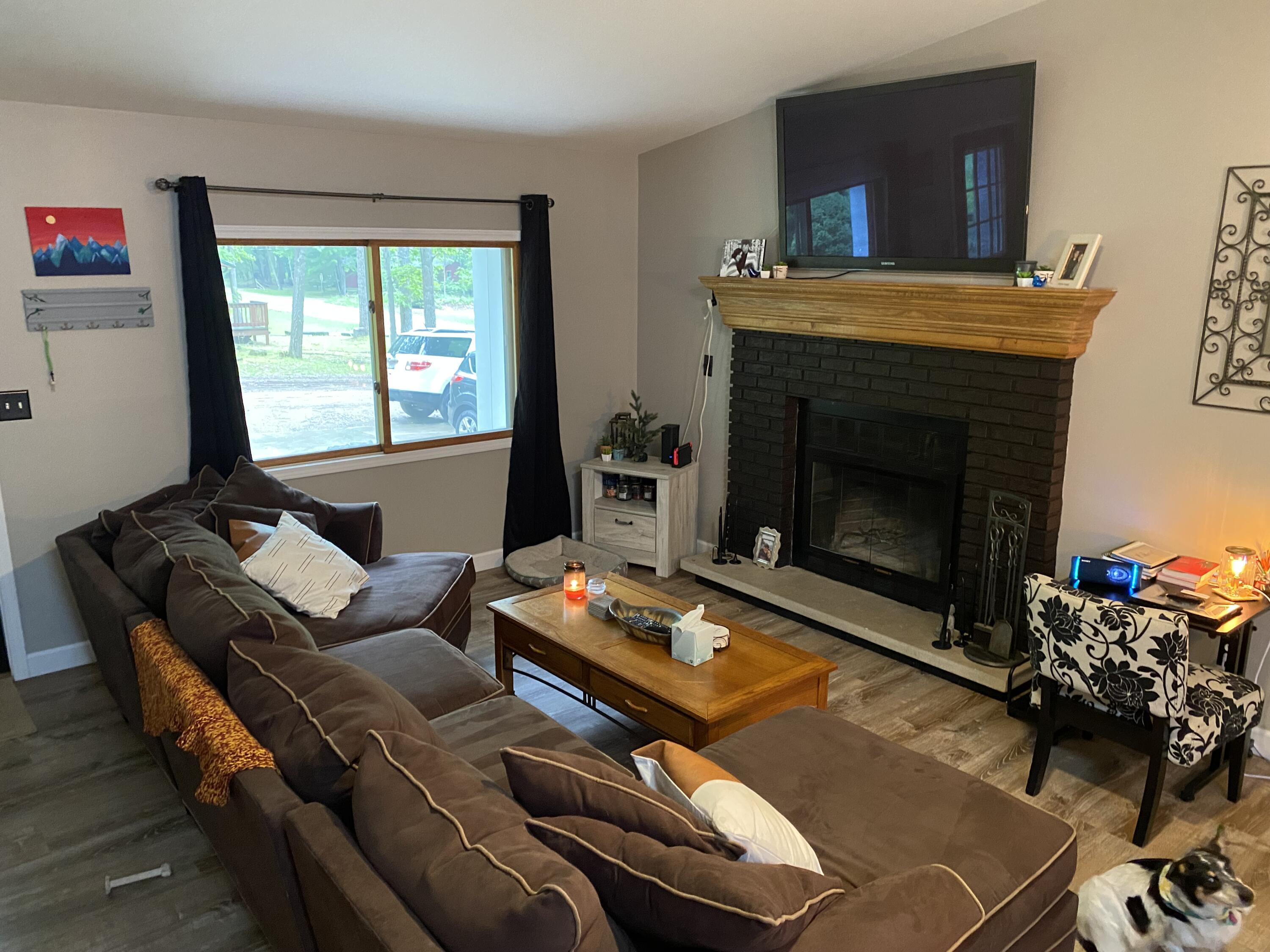 Image 4: Living Room