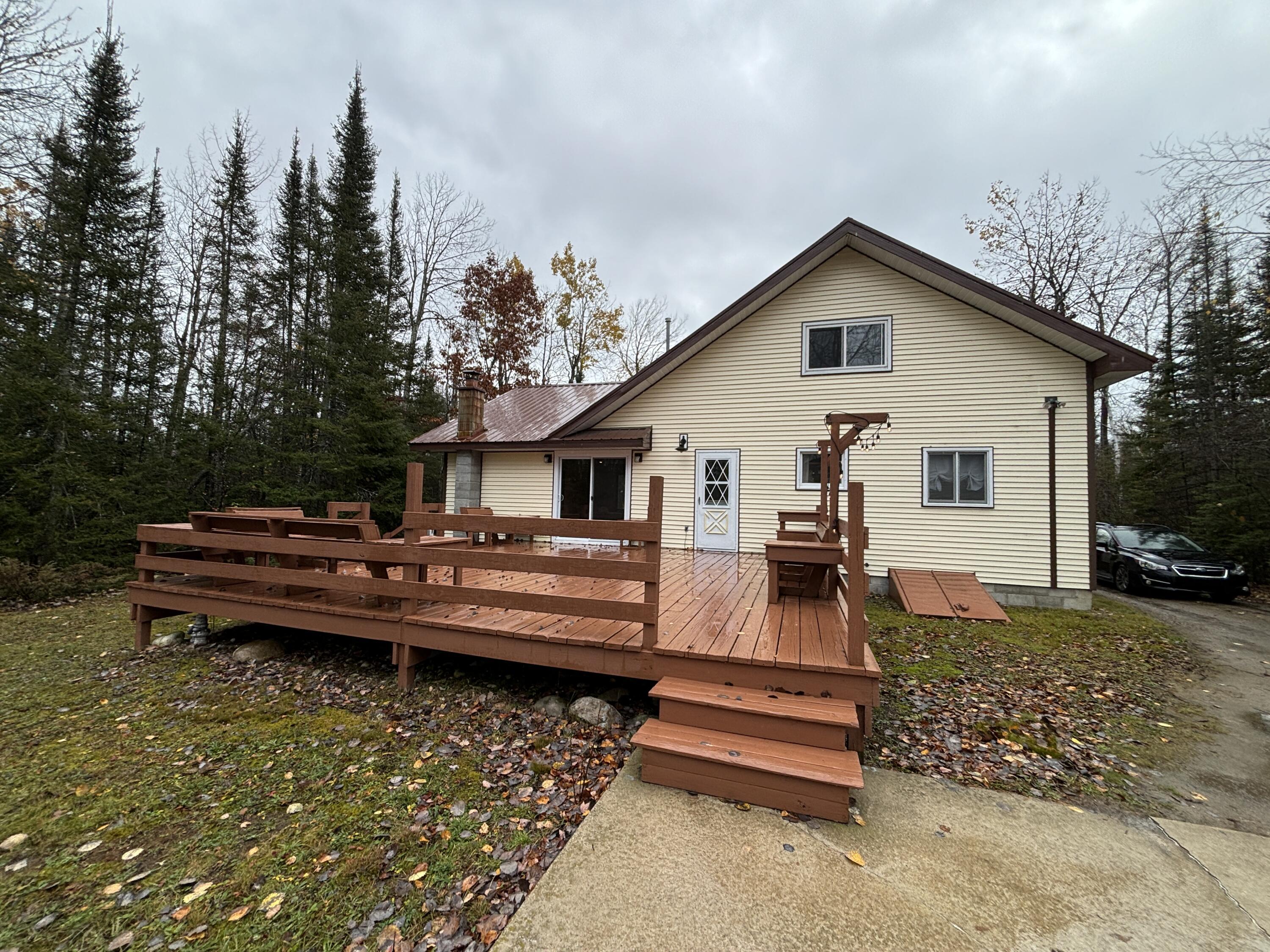 Image 2: Well maintained back deck