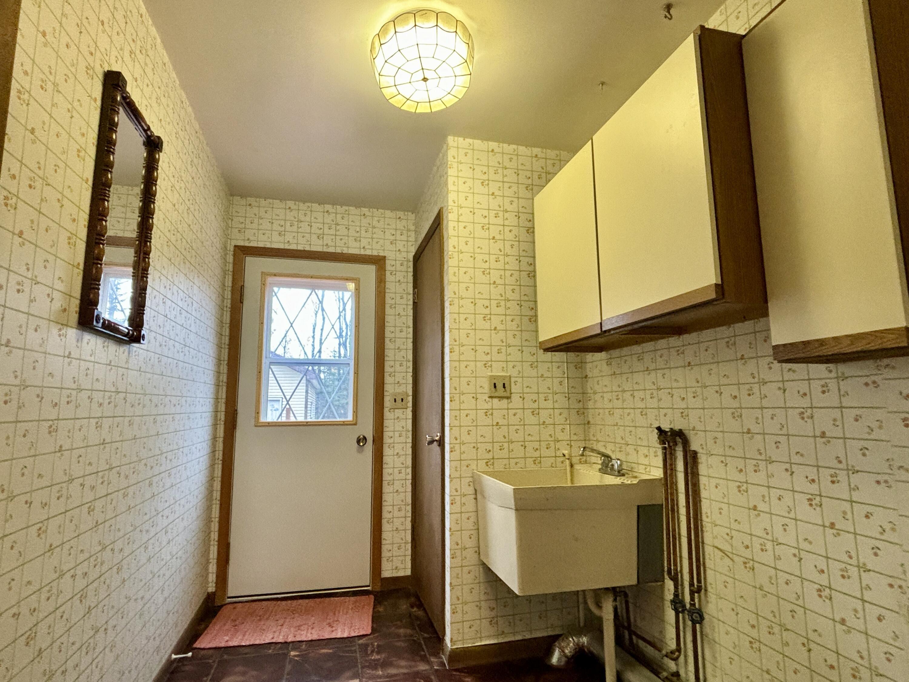 Image 4: Laundry/mudroom