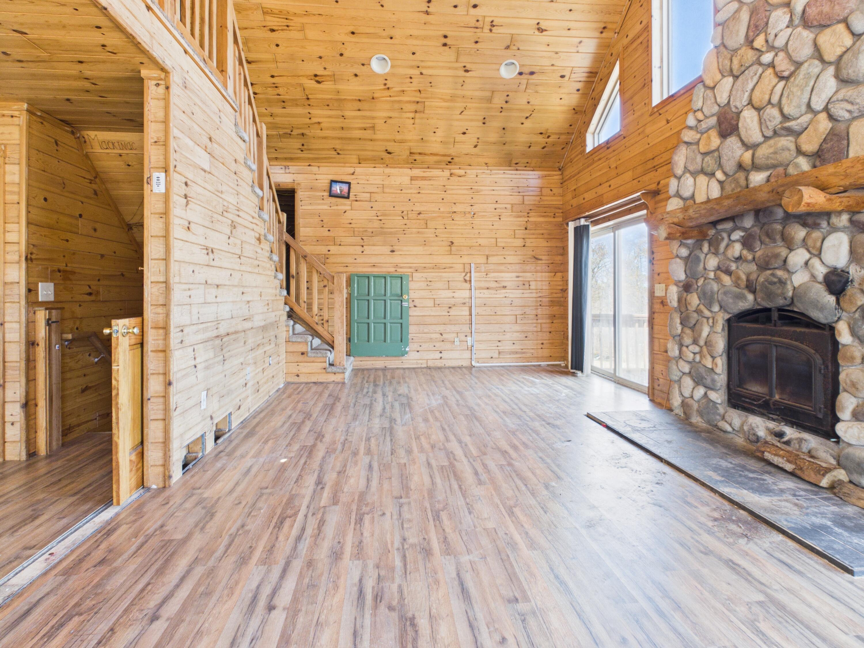 Image 4: Living Room