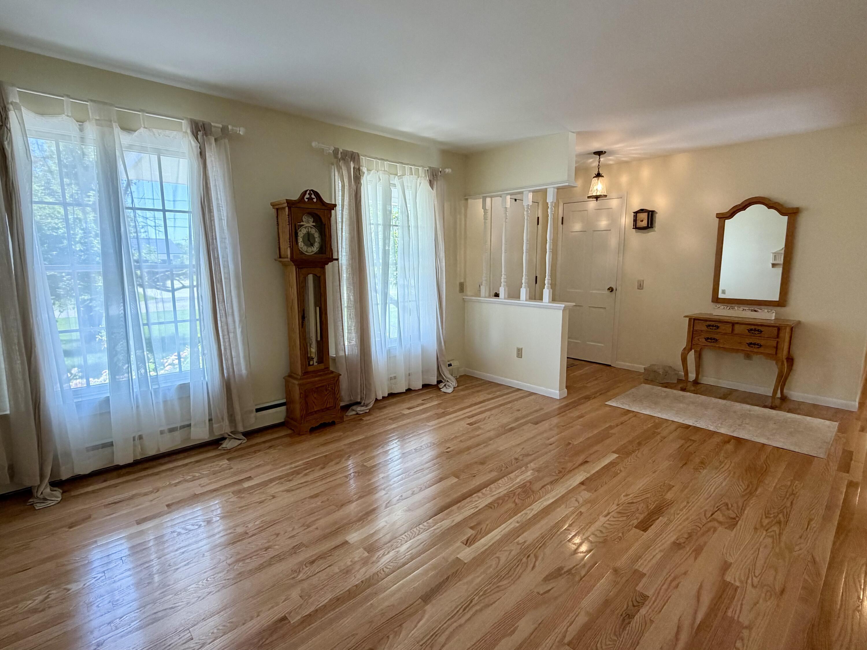 Image 4: Living Room