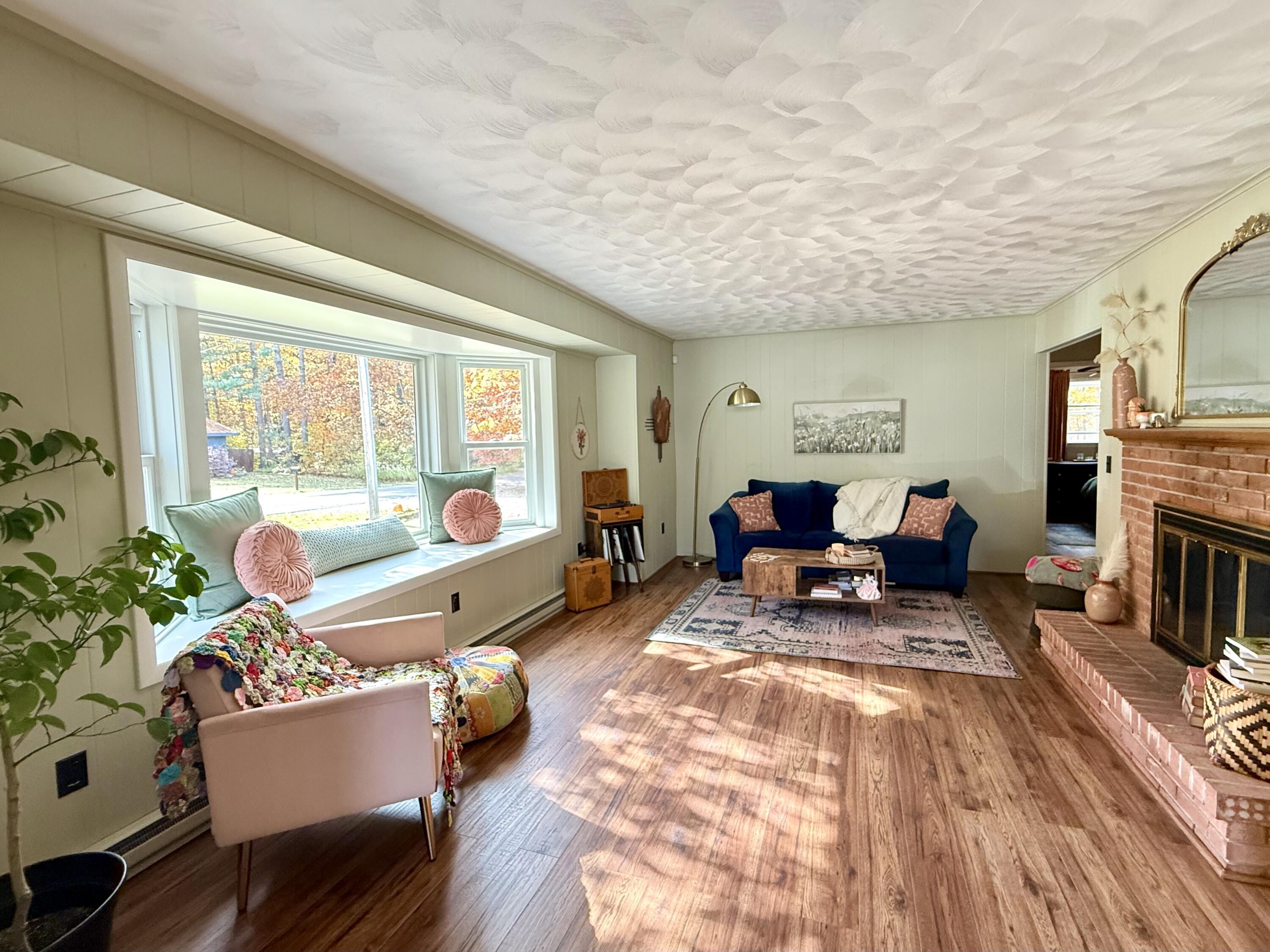 Image 4: spacious livingroom