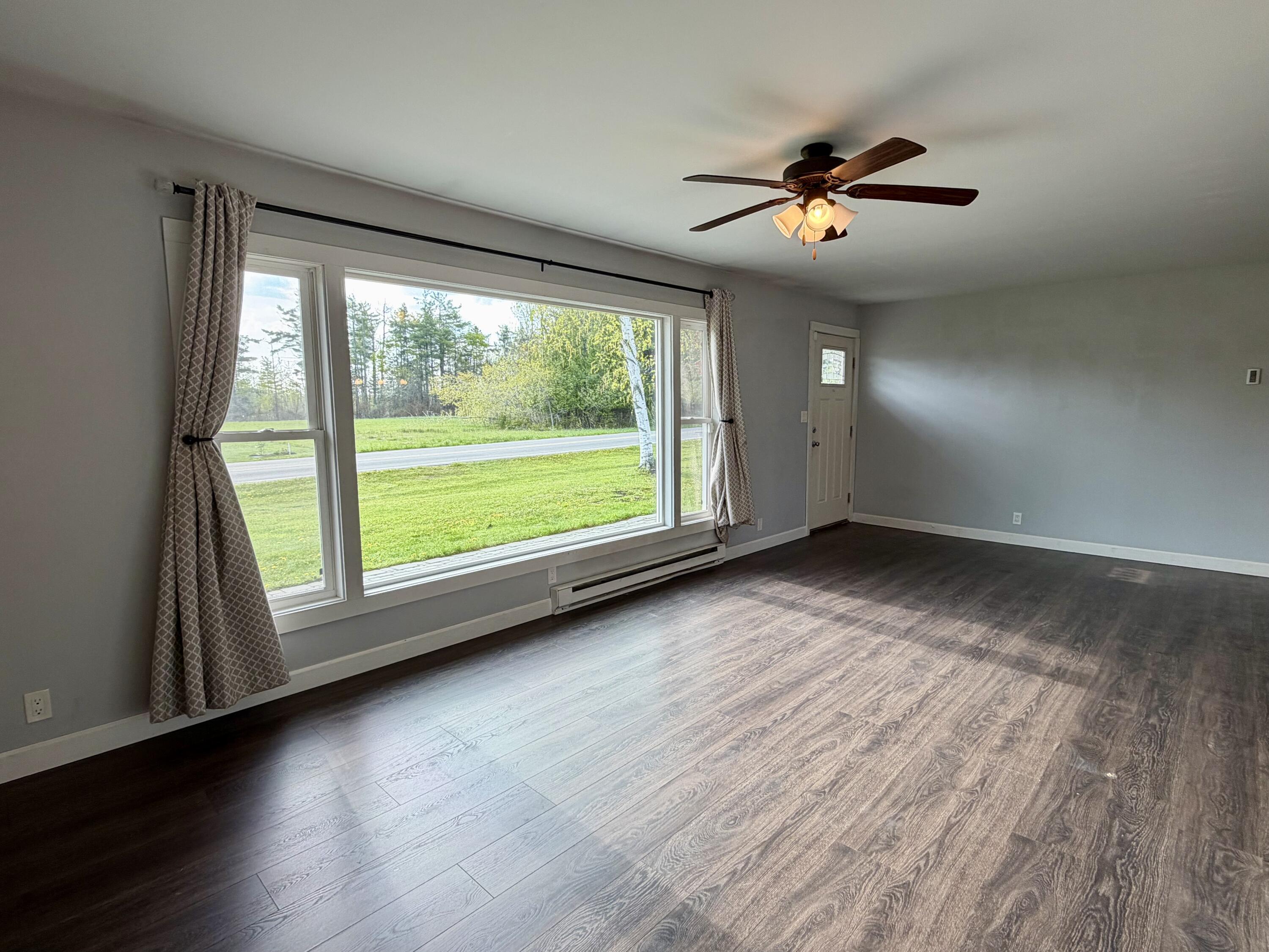 Image 3: Living Room
