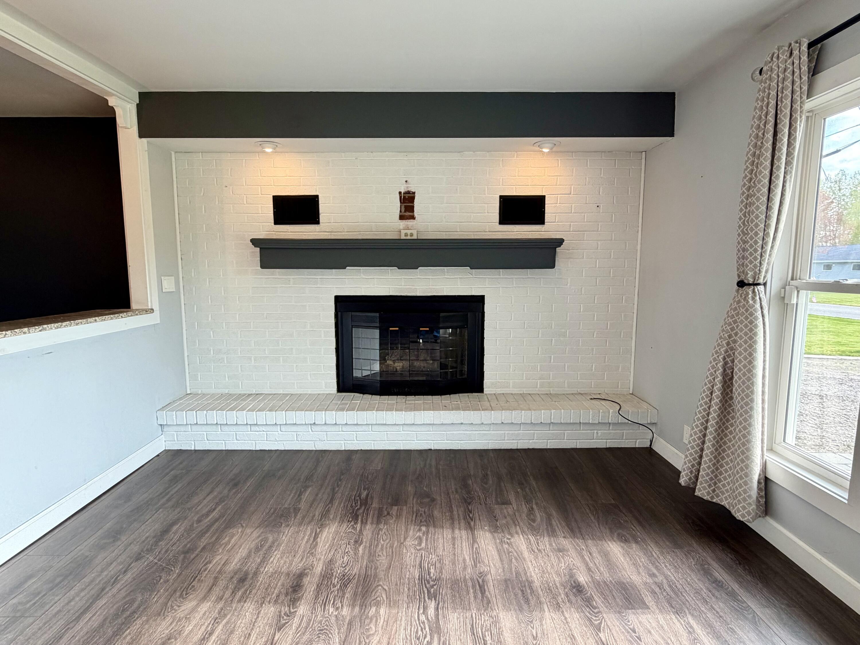Image 4: Gas Fireplace