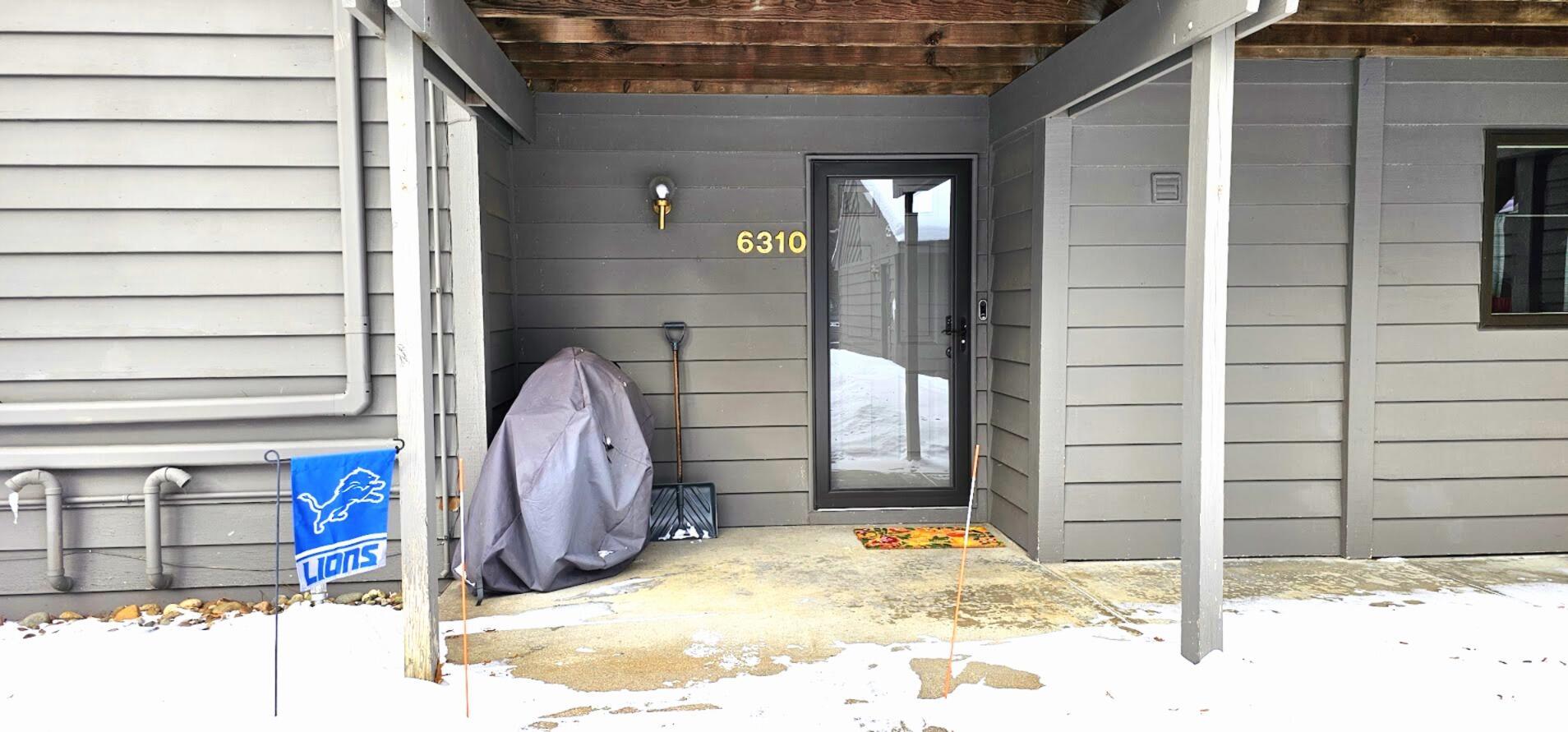 Image 3: Front entry