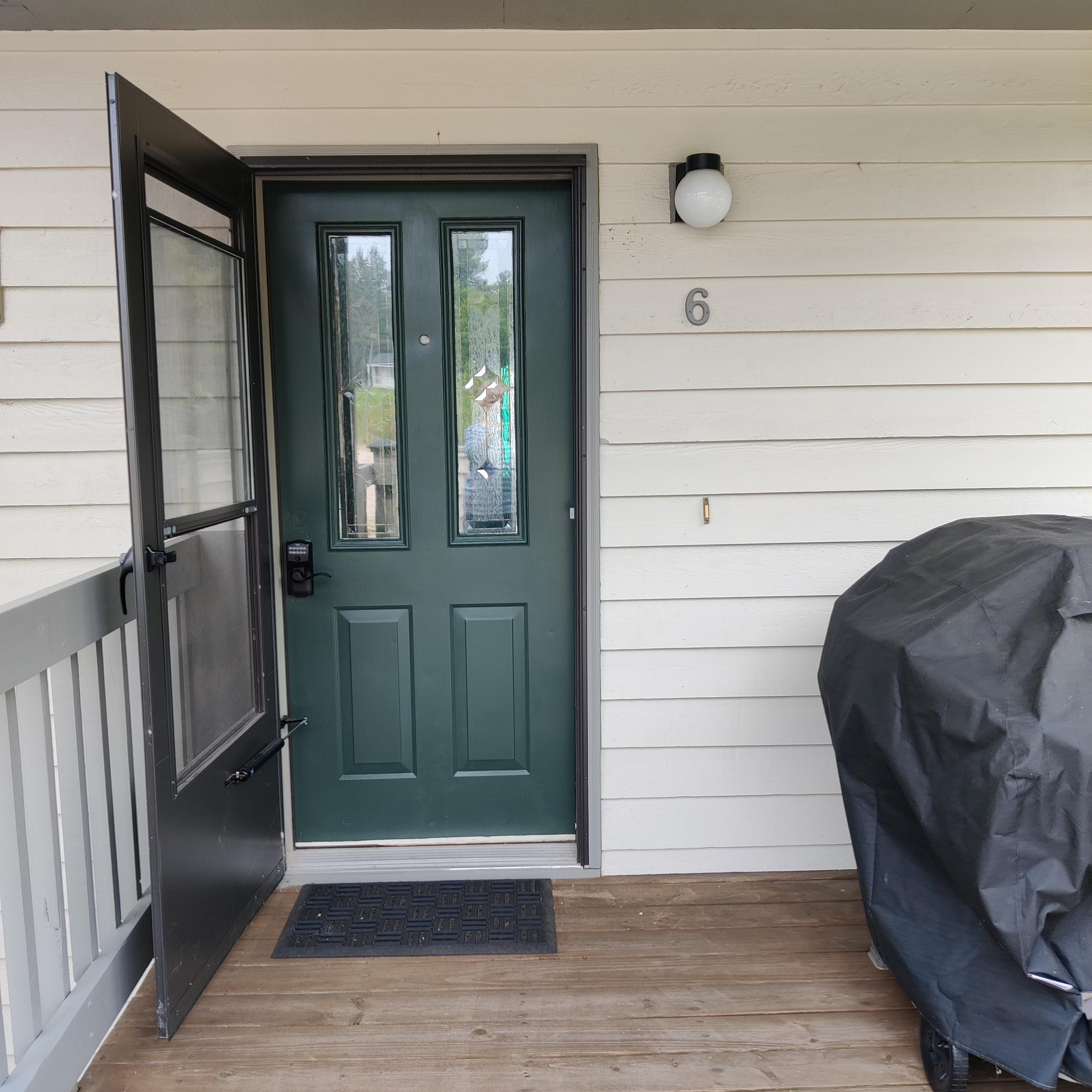 Image 4: Front entry