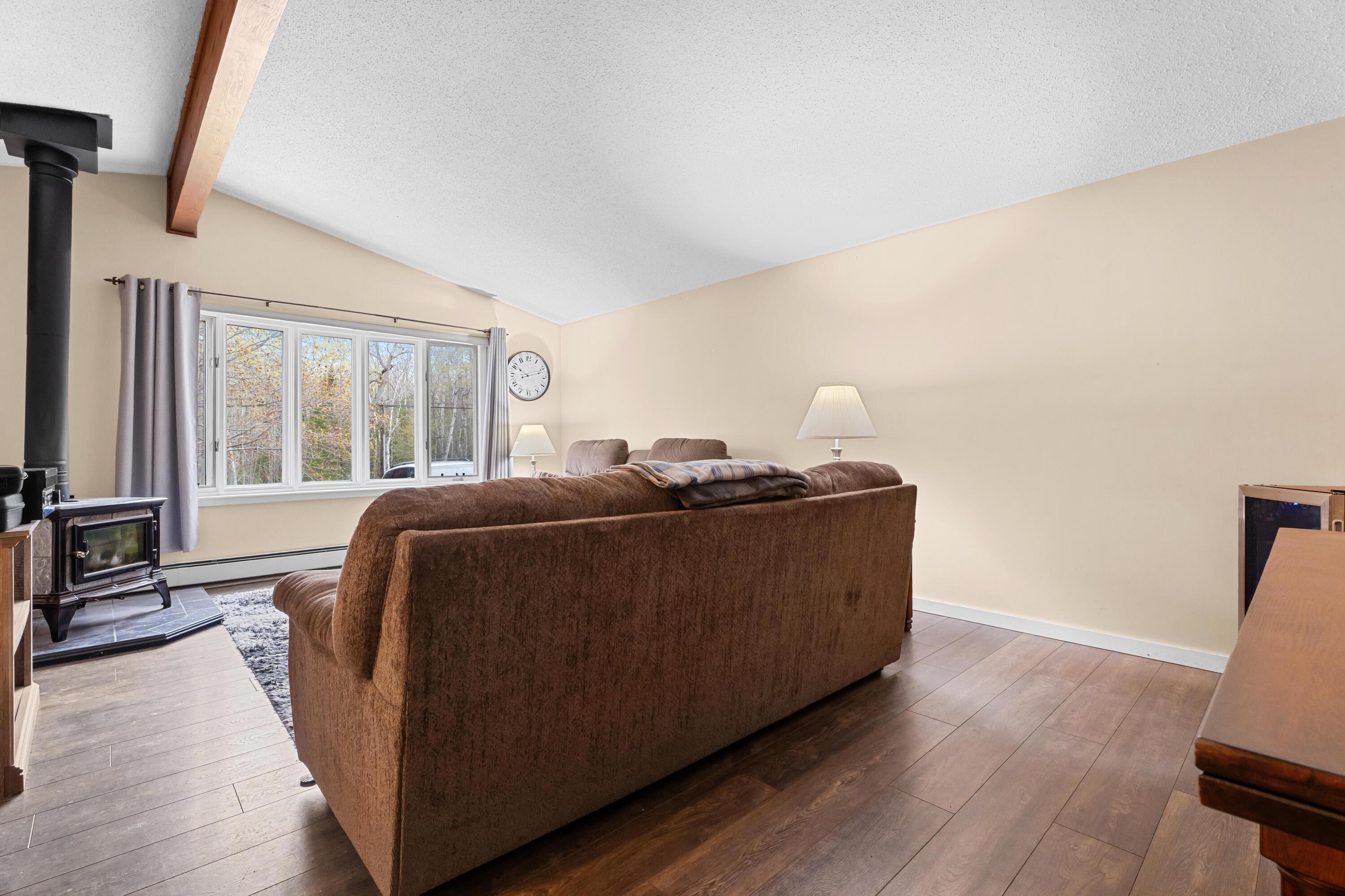 Image 4: Living Room