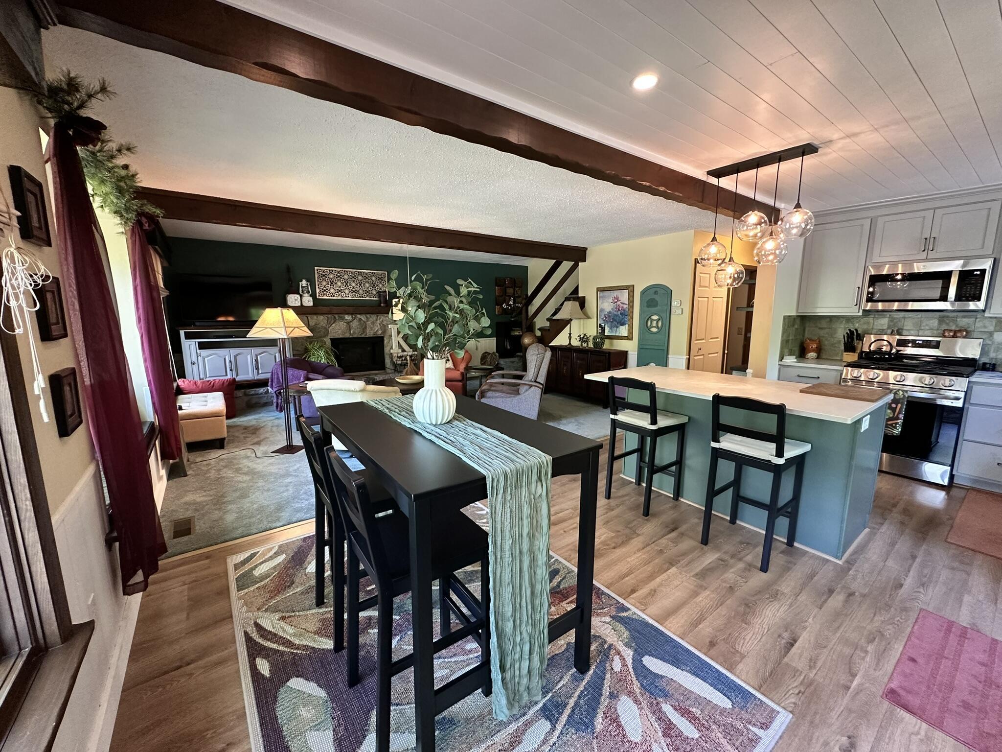 Image 4: Kitchen Dining -
