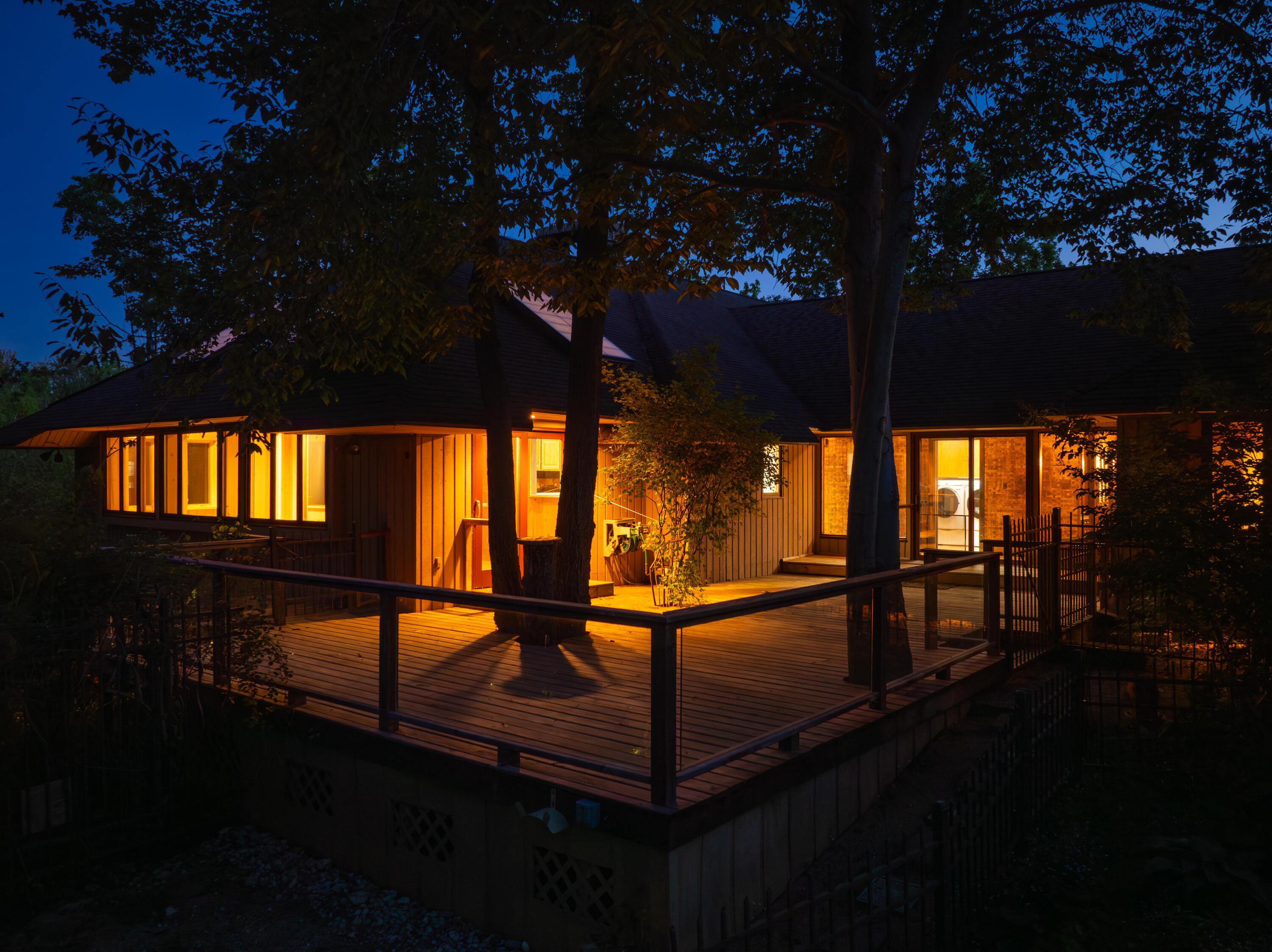 Image 1: Enjoy evenings on the Deck