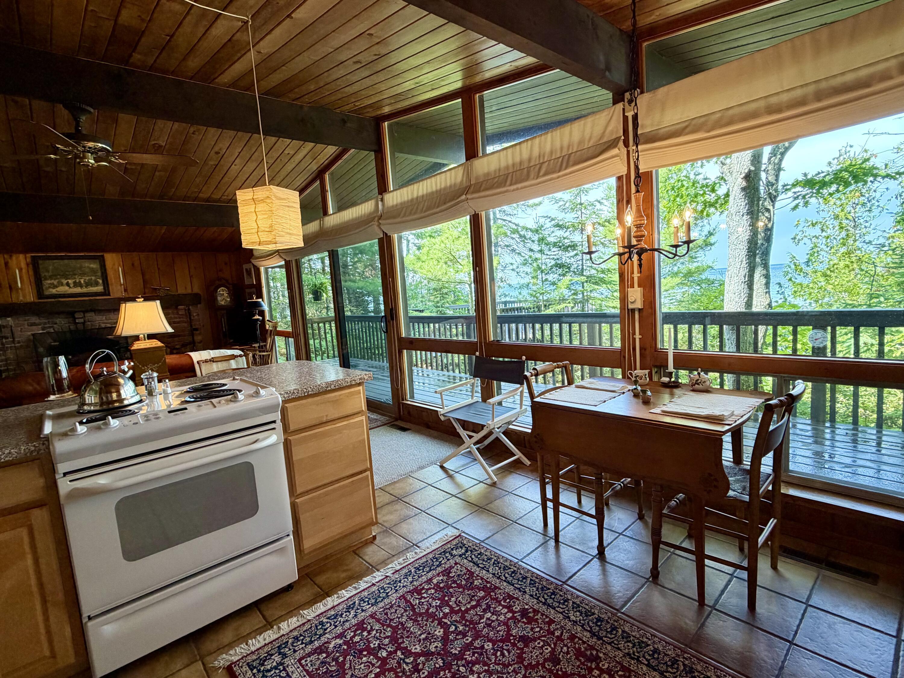 Image 4: Kitchen