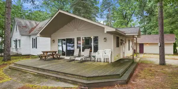 Image 3: Exterior Lakeside