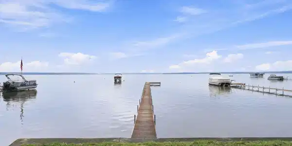 Image 4: Lake Frontage