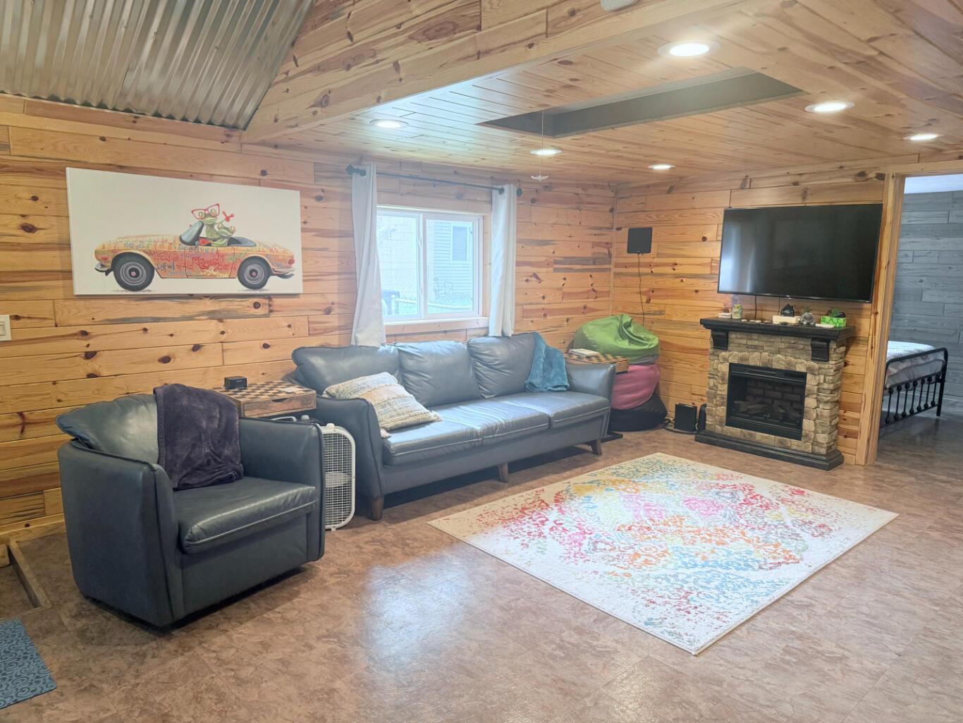 Image 4: Living Room